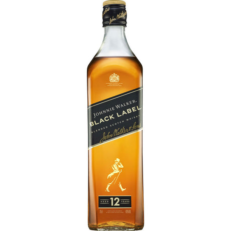 Eine 0,7-Liter-Flasche Johnnie Walker Black Label Blended Scotch Whisky (40%) mit dem legendären schwarz-goldenen Etikett der Marke.