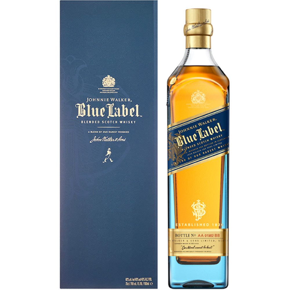 Eine 1-Liter-Flasche Johnnie Walker Blue Label Blended Scotch Whisky 40% steht neben der charakteristischen blau-goldenen Schachtel.