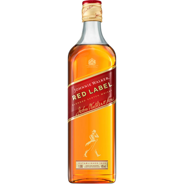 Eine 1-Liter-Flasche Johnnie Walker Red Label Blended Scotch Whisky 40% von Johnnie Walker, bekannt für sein unverwechselbares rot-goldenes Etikett.