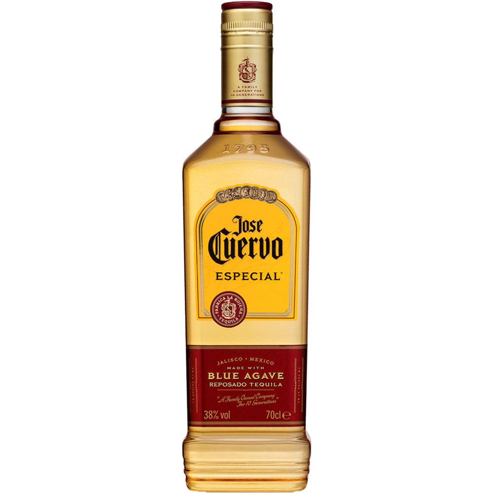 Eine Flasche Jose Cuervo Tequila Especial Reposado 35% 0,7 Liter präsentiert sich mit einem lebendigen Etikett, das den sanften Geschmack der Kultmarke Jose Cuervo widerspiegelt.