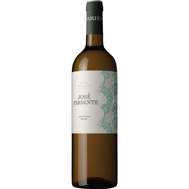 Eine Flasche José Pariente Sauvignon Blanc Rueda DO 2024 mit einem weiß-grünen Etikett unterstreicht den frischen und eleganten Charakter dieses spanischen Weißweins der renommierten Marke José Pariente.