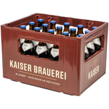 Ein roter Kasten mit 20 0,5L Mehrwegflaschen Kaiser Helles von der Kaiser Brauerei, jede verschlossen und etikettiert, bietet schwäbische Braukunst in jedem Schluck.