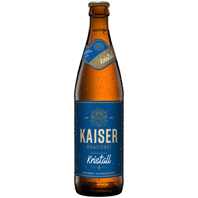 Eine 0,5-L-Braunglasflasche Kaiser Kristall-Weizen der Kaiser Brauerei (20er-Packung, Mehrweg) mit blau-goldenem Etikett und Kondenswasser besticht durch ihr kristallklares Aussehen und ihren knackigen Geschmack.