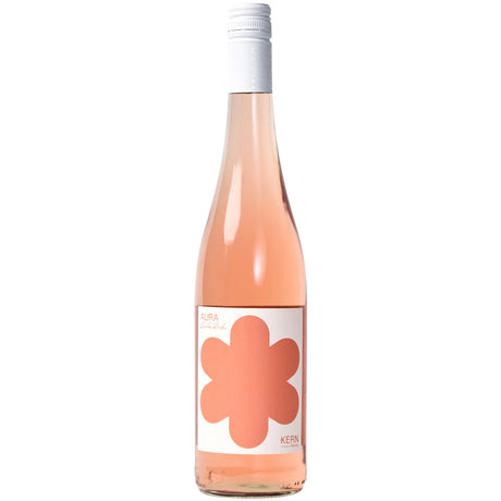 Eine Flasche KERN Weine „Aura Rosé trocken 2024“ mit einem weißen Etikett, das mit einem großen pfirsichfarbenen Blumenmotiv verziert ist, hergestellt nach dem Saignée-Verfahren und angeboten von KERN Weine.