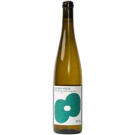Hohe Flasche mit trockenem Weißwein, versehen mit einem modernen weißen Etikett mit grünen Motiven und der Aufschrift „Kleiner Kreis“, hergestellt von KERN Weine als „Kleiner Kreis Chardonnay mit Weißburgunder trocken 2024 Cuvée“.