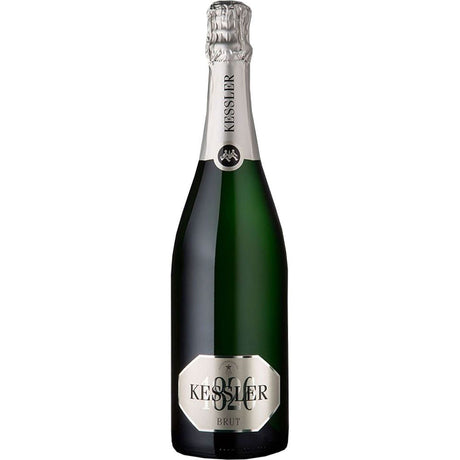 Eine 0,75-Liter-Flasche KESSLER Sekt Kessler Brut, mit silberner Folie und Etikett auf weißem Grund, hergestellt in traditioneller Flaschengärung.