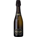 Eine 0,375l-Flasche KESSLER Sekt Hochgewächs Chardonnay Brut mit schwarz-goldenem Etikett und traditioneller Flaschengärung für ein edles, festliches Erlebnis.