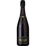 Eine dunkle Flasche KESSLER Sekt Hochgewächs Chardonnay Brut 0,75 Liter mit schwarz-goldenem Etikett, folienumwickeltem Verschluss, hergestellt in traditioneller Flaschengärung für hochwertigen deutschen Sekt.