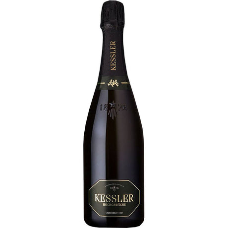 Eine dunkle Flasche KESSLER Sekt Hochgewächs Chardonnay Brut 0,75 Liter mit schwarz-goldenem Etikett, folienumwickeltem Verschluss, hergestellt in traditioneller Flaschengärung für hochwertigen deutschen Sekt.