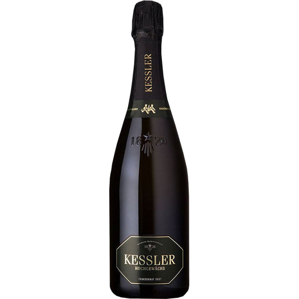 Eine dunkle Flasche KESSLER Sekt Hochgewächs Chardonnay Brut 0,75 Liter mit schwarz-goldenem Etikett, folienumwickeltem Verschluss, hergestellt in traditioneller Flaschengärung für hochwertigen deutschen Sekt.