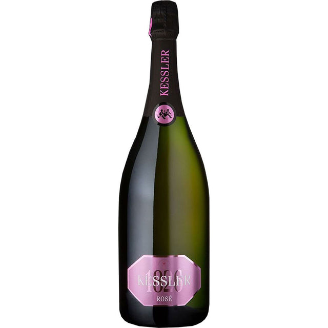 Eine 1,5-Liter-Flasche KESSLER Sekt Rosé Brut mit rosafarbenem Hals- und Rumpfetikett, hergestellt in traditioneller Flaschengärung für echten Rosé Sekt mit Eleganz.