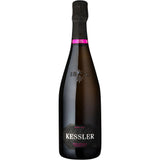 Eine dunkle Flasche KESSLER Sekt Rosé Réserve Vintage Extra Brut 0,75L mit schwarzem Etikett und rosafarbener Folie im oberen Bereich, hergestellt nach der Méthode traditionnelle für ein elegantes Schaumweinerlebnis.