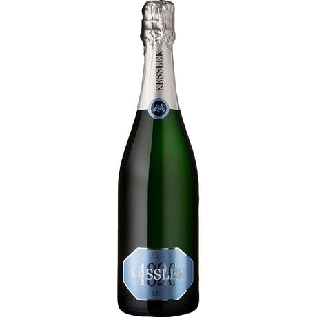 Die dunkelgrüne Flasche KESSLER Sekt Kessler Sec 0,75 Liter mit silbernem Folienverschluss und blauem Etikett unterstreicht den raffinierten Stil dieses Sekts.