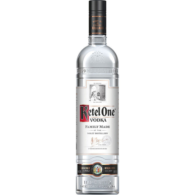 Eine 0,7-Liter-Flasche Ketel One Vodka 40% ist mit einem klaren Etikett und einer silbernen Kappe versehen, die das hochwertige Branding und das niederländische Destillationserbe hervorheben.
