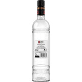 Eine klare 0,7-Liter-Flasche Ketel One Vodka 40% mit schwarzem Verschluss und Etikett, auf dem "Family Made" steht - ein Markenzeichen der niederländischen Destillation von Premium-Wodka.