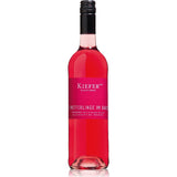 Eine Flasche Kiefer Schmetterlinge im Bauch Rosécuvée feinherb 2024, ein feinherber Rosé mit leuchtend rosa Etikett und schwarzem Schraubverschluss - perfekt für Ihren nächsten Sommerwein.