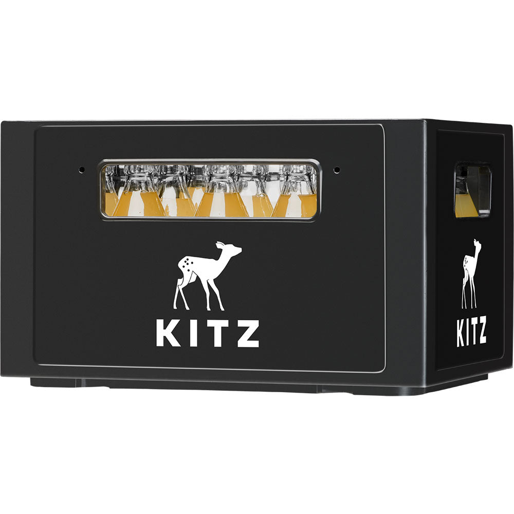 Eine schwarze Kiste mit der Aufschrift Kitz und einem Hirsch-Logo enthält 20 Glasflaschen (je 0,33 l) der Kitz Apfel-Birnen-Schorle, einer erfrischenden Bio-Apfel-Birnen-Schorle (Mehrweg).