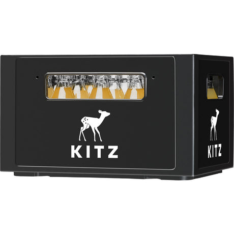 Eine schwarze Kiste mit der Aufschrift Kitz und einem Hirsch-Logo enthält 20 Glasflaschen (je 0,33 l) der Kitz Apfel-Birnen-Schorle, einer erfrischenden Bio-Apfel-Birnen-Schorle (Mehrweg).