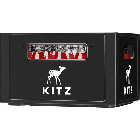 Die Kitz Apfel-Birnen-Johannisbeer-Schorle 20x 0,33 Liter (MEHRWEG) Kiste in schwarzem Design mit Hirsch-Logo enthält Glasflaschen mit rot-weißem Verschluss, die Bio-Fruchtsaft aus Baden-Württemberg mit hohem Fruchtgehalt enthalten.
