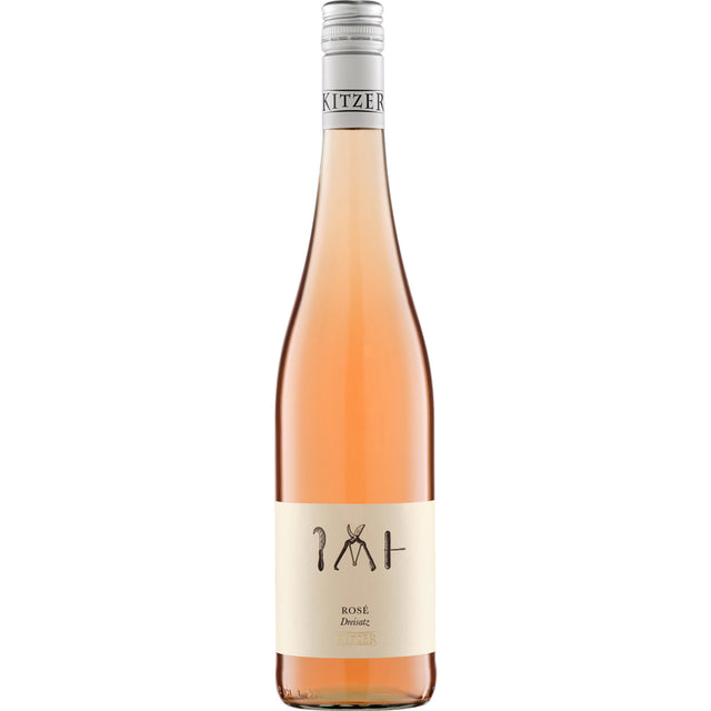 Eine Klarglasflasche des Kitzer Dreisatz Rosé trocken 2024 von Kitzer mit weißem Etikett und silbernem Schraubverschluss hebt diesen trockenen Roséwein aus Rheinhessen hervor.