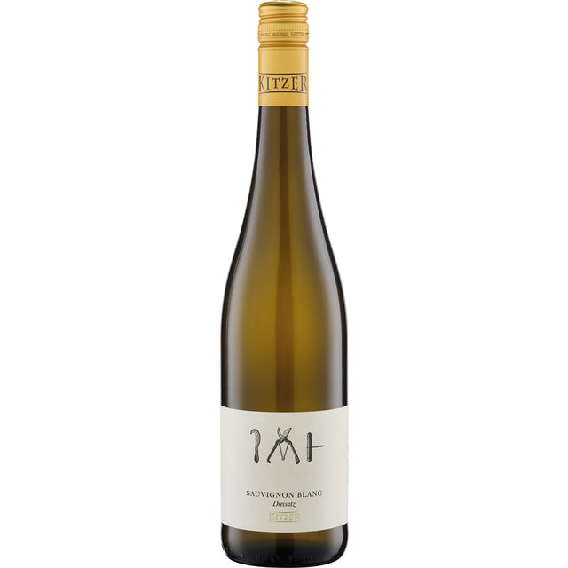 Eine Flasche Kitzer Dreisatz Sauvignon Blanc trocken 2024 aus Rheinhessen mit einem gelben Verschluss und einem weißen Etikett mit Utensilien und dem Namen Kitzer.