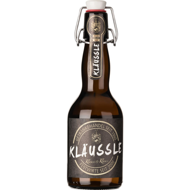 Eine Braunglasflasche KLÄUSSLE Helles Kellerbier naturtrüb (Klauss & Klauss) mit Bügelverschluss und schwarz-weißem Etikett, 0,33 l, ist Teil des 20er Mehrweg-Pakets.