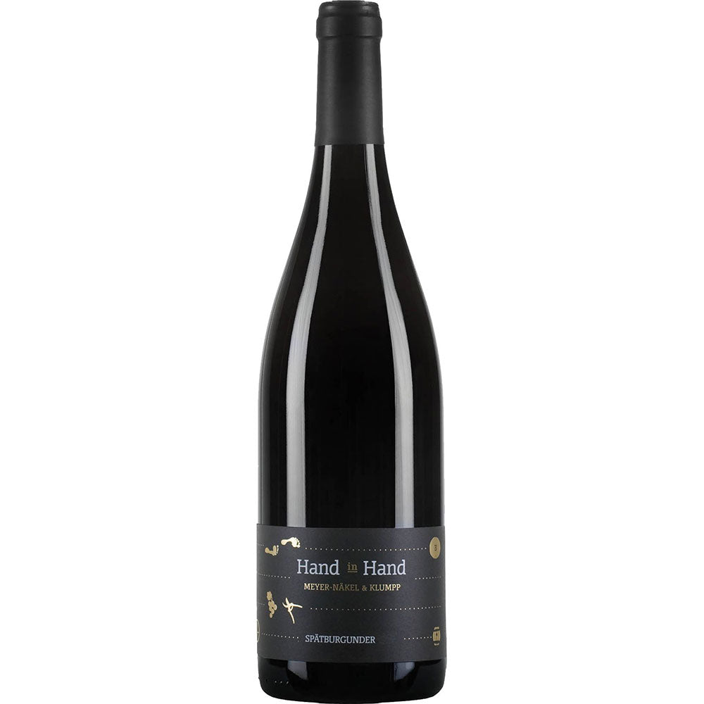 Eine Flasche Klumpp & Meyer Näkel Hand in Hand Spätburgunder trocken 2022 mit dunklem Etikett und schwarzer Halsfolie, die den raffinierten Stil des deutschen Spätburgunders unterstreicht.