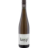 Eine Flasche Knyphausen Riesling Knyp Feinherb 2024, mit weißem Etikett und silbernem Schraubverschluss.