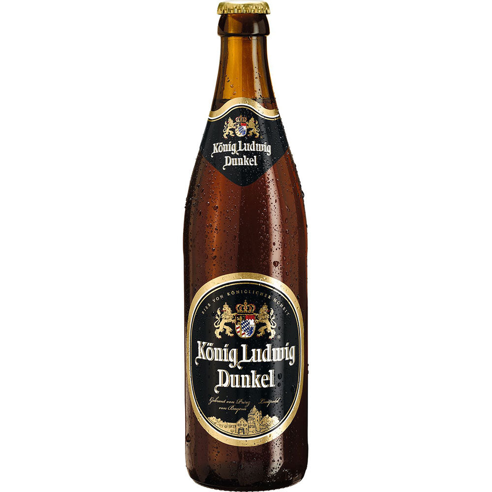 Eine braune Flasche König Ludwig Dunkel 20x 0,5 Liter (MEHRWEG) mit einem schwarz-goldenen Etikett mit Kondenswasser - ein authentisches König Ludwig-Bier, das die bayerische Brautradition feiert.