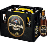 Ein Kasten König Ludwig Dunkel 20x 0,5 Liter (MEHRWEG), mit einer Flasche außen, unterstreicht die authentische Brautradition und den reichhaltigen Geschmack von König Ludwigs klassischem Dunkelbier.