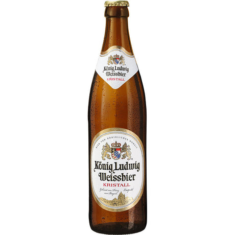 Eine braune Flasche König Ludwig Weißbier Kristall 20x 0,5 Liter (MEHRWEG) von König Ludwig, ein klassisches bayerisches Weißbier mit einem weiß-goldenen Etikett, steht vor einem weißen Hintergrund.