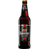 Eine Flasche Köstritzer Schwarzbier 20x 0,5 Liter (MEHRWEG) von Köstritzer, ein klassisches deutsches Schwarzbier, hat ein schwarz-goldenes Etikett mit kräftigen roten Akzenten und Kondenswasser auf dem Glas.