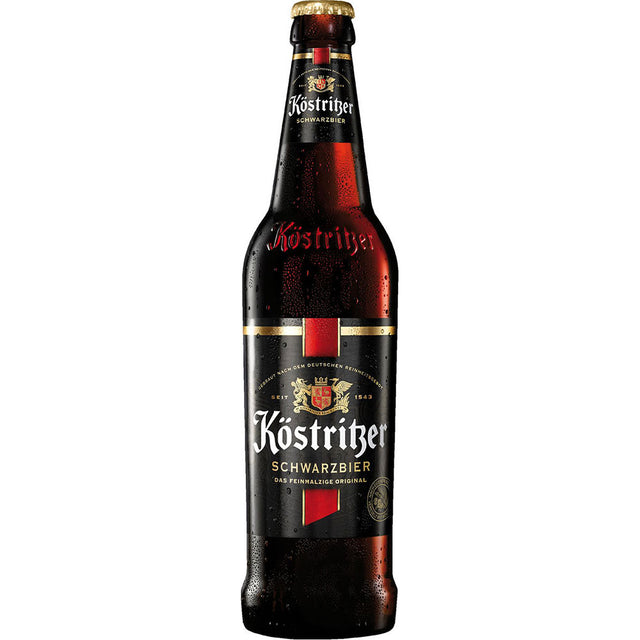Eine Flasche Köstritzer Schwarzbier 20x 0,5 Liter (MEHRWEG) von Köstritzer, ein klassisches deutsches Schwarzbier, hat ein schwarz-goldenes Etikett mit kräftigen roten Akzenten und Kondenswasser auf dem Glas.