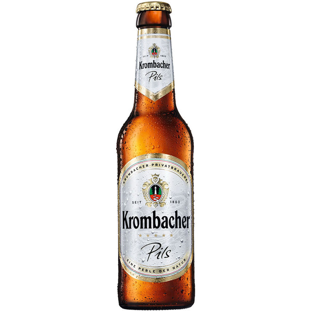 Eine gekühlte Krombacher Pils 24x 0,33 Liter (MEHRWEG) Flasche mit Kondenswasser steht vor einem weißen Hintergrund, der den hopfenbetonten Geschmack dieses deutschen Premium-Pils von Krombacher hervorhebt.