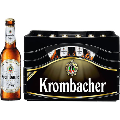 Eine Flasche und ein Kasten Krombacher Pils 24x0,33L (Mehrweg), die beide das Branding der Marke Krombacher deutsches Premium-Pils und den hopfenbetonten Geschmack hervorheben.