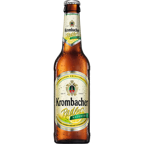 Eine gekühlte Krombacher Radler Naturtrüb 4x6er 24x 0,33 Liter (MEHRWEG) Flasche, die eine erfrischende Mischung aus Krombacher Bier und Zitronenlimonade mit Kondenstropfen auf weißem Hintergrund zeigt.