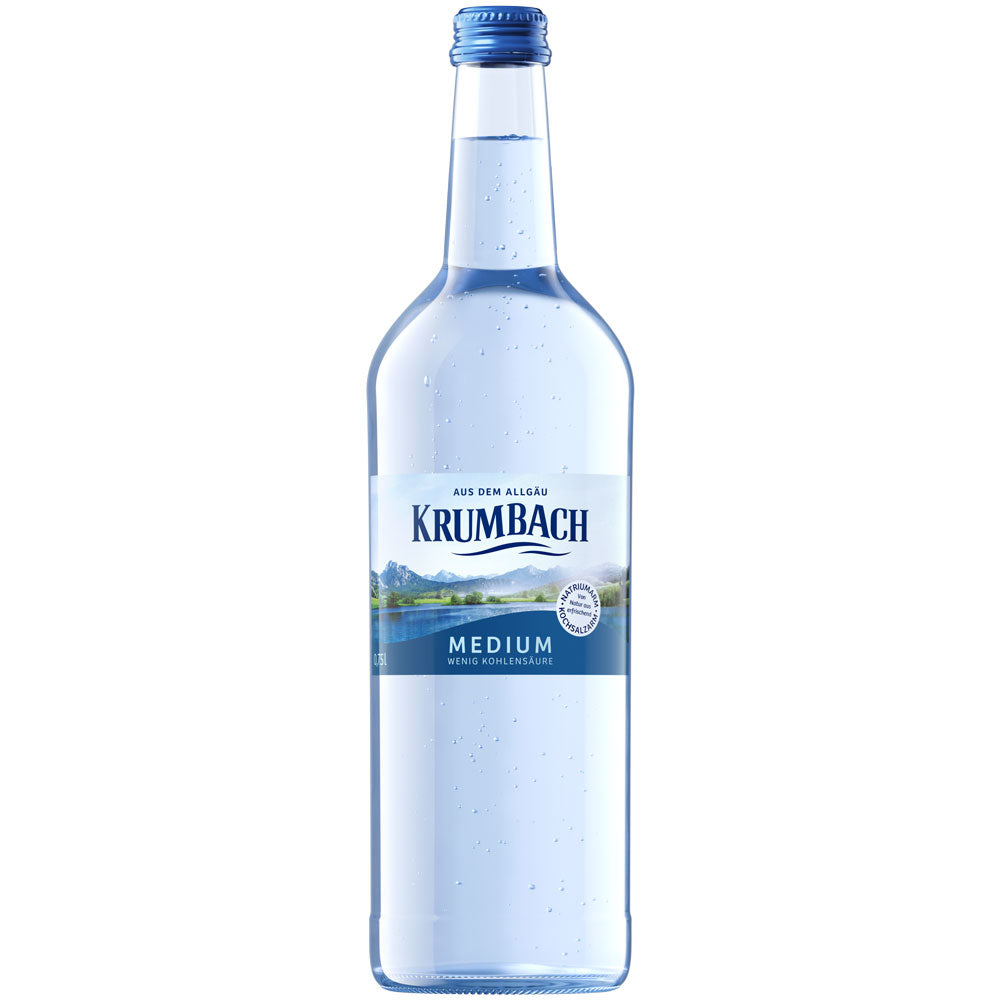 Eine 0,75 l Klarglasflasche Krumbach Mineralwasser Medium (MEHRWEG), ein natriumreduziertes natürliches Mineralwasser, mit blauem Etikett und Verschluss, der Marke Krumbach.