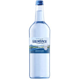 Eine 0,75 l Klarglasflasche Krumbach Mineralwasser Medium (MEHRWEG), ein natriumreduziertes natürliches Mineralwasser, mit blauem Etikett und Verschluss, der Marke Krumbach.