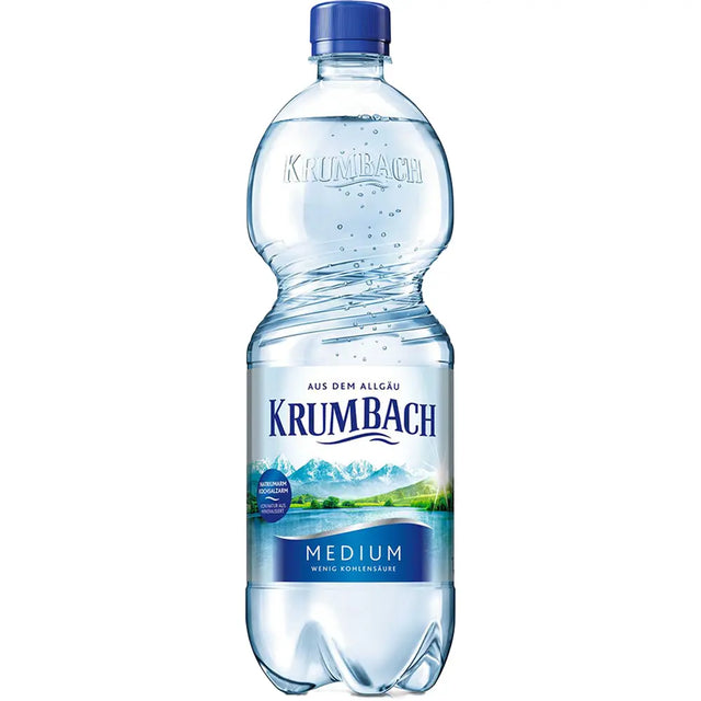 Eine Krumbach Medium PET 9x1 Liter Flasche mit blauem Verschluss und Berglandschaftsetikett ist bekannt für ihre ausgewogene Mineralisierung.