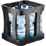 Schwarze Kunststoffkiste mit neun 1-Liter-Flaschen Krumbach Medium PET (EINWEG), mit blauen Etiketten und ausgewogener Mineralisierung.