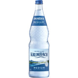 Eine 0,7-Liter-Klarglasflasche Krumbach Medium Mineralwasser (natriumarm) mit blauem und weißem Etikett, aus der 12x0,7-Liter-Mehrwegpackung der Marke Krumbach.