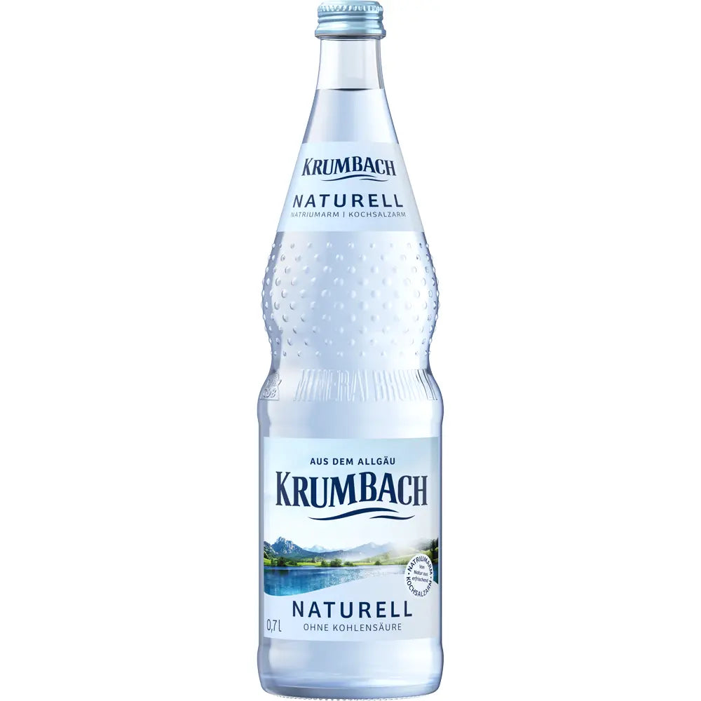 Genießen Sie pure Erfrischung mit Krumbach Naturell Mineralwasser, einem natriumarmen stillen Wasser in der Klarglasflasche mit blauem Etikett und Landschaftsmotiv - erhältlich als Krumbach Naturell 12x 0,7 Liter (MEHRWEG).