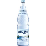 Genießen Sie pure Erfrischung mit Krumbach Naturell Mineralwasser, einem natriumarmen stillen Wasser in der Klarglasflasche mit blauem Etikett und Landschaftsmotiv - erhältlich als Krumbach Naturell 12x 0,7 Liter (MEHRWEG).