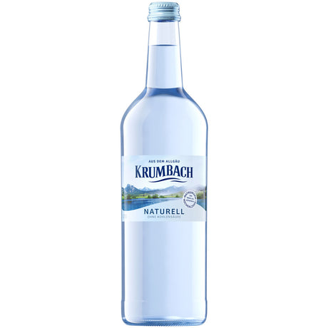 Eine Klarglasflasche Krumbach Mineralwasser Naturell 6x0,75L (Mehrweg), ein natriumarmes stilles Mineralwasser von Krumbach, ist mit einem blau-weißen Etikett und einem blauen Verschluss versehen.