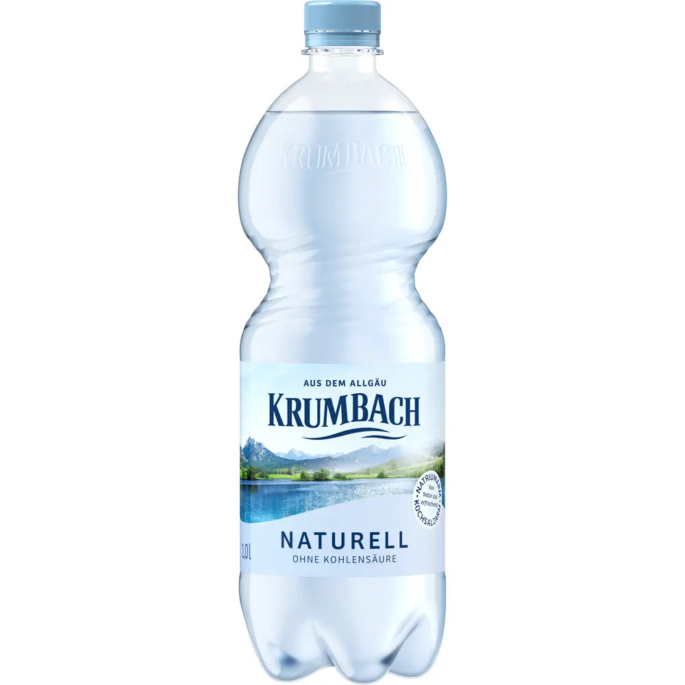 Eine klare Kunststoffflasche Krumbach Naturell PET 1L stilles Mineralwasser mit einem malerischen Berg-Etikett, erhältlich in einer 9x1L-Packung.