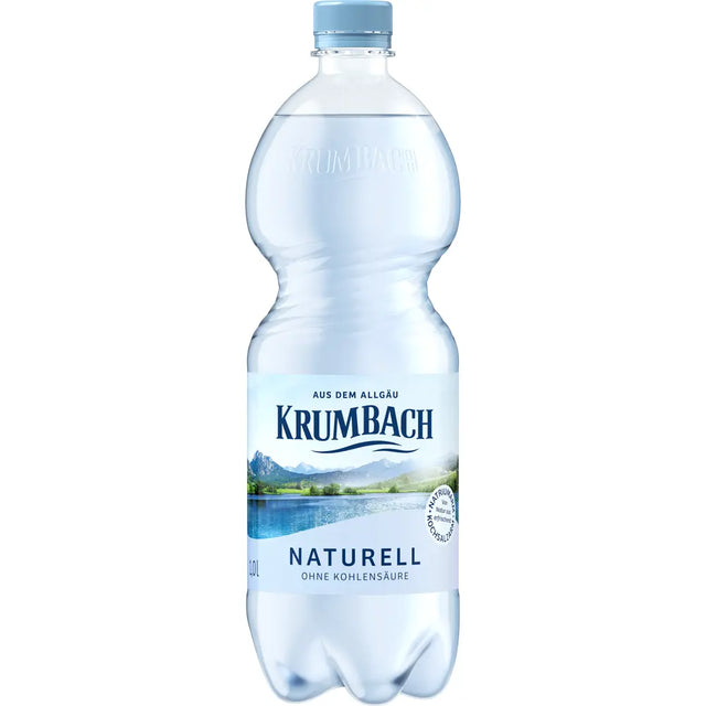 Eine klare Kunststoffflasche Krumbach Naturell PET 1L stilles Mineralwasser mit einem malerischen Berg-Etikett, erhältlich in einer 9x1L-Packung.