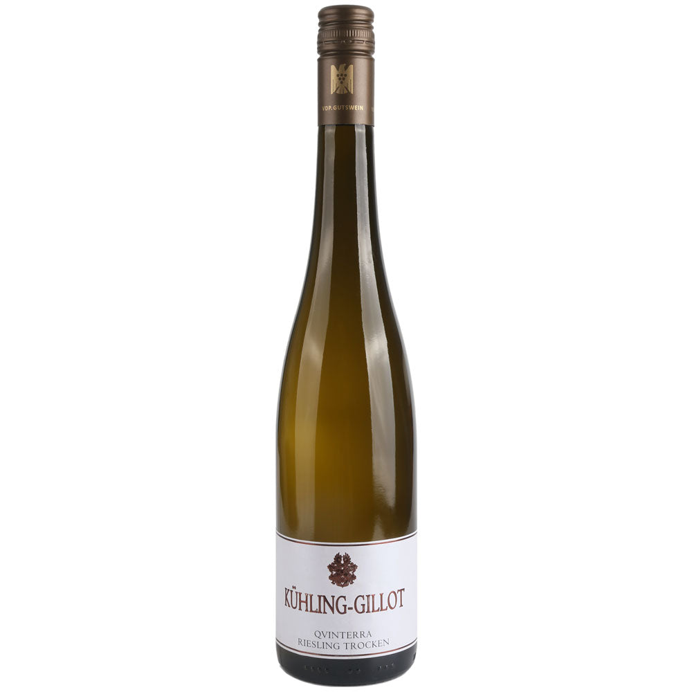 Kühling-Gillot Qvinterra Riesling VDP.Gutswein trocken 2024, abgefüllt mit Goldkappe, bietet ein erfrischendes Weißweinerlebnis der renommierten Marke Kühling-Gillot.