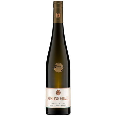 Eine Flasche Kühling-Gillot Riesling Réserve vom Rotliegenden trocken 2022 mit einem weiß-goldenen Etikett auf weißem Grund, das den raffinierten Charakter dieses rheinhessischen Weißweins unterstreicht.