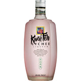 Eine 0,7-Liter-Flasche Kwaih Feh 20% von Kwaih Feh mit einem rosa Farbton und einem dekorativen Etikett auf weißem Hintergrund.