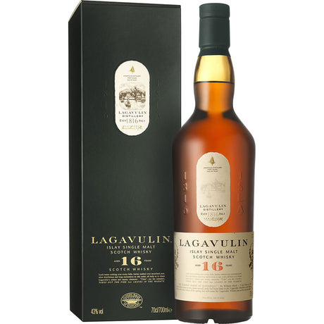 Eine Flasche Lagavulin 16 Jahre Single Malt Scotch Whisky 43% 0,7 Liter von Lagavulin steht neben ihrer dunkelgrünen Schachtel.